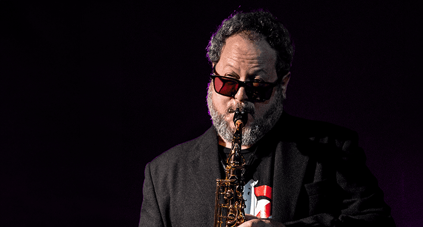 Ruben mederson con un saxo