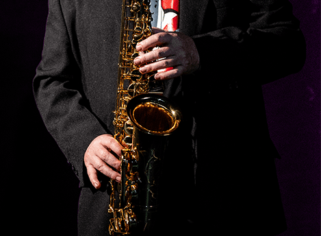 Ruben mederson con un saxo